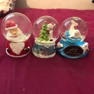 3 Mini snow Globes